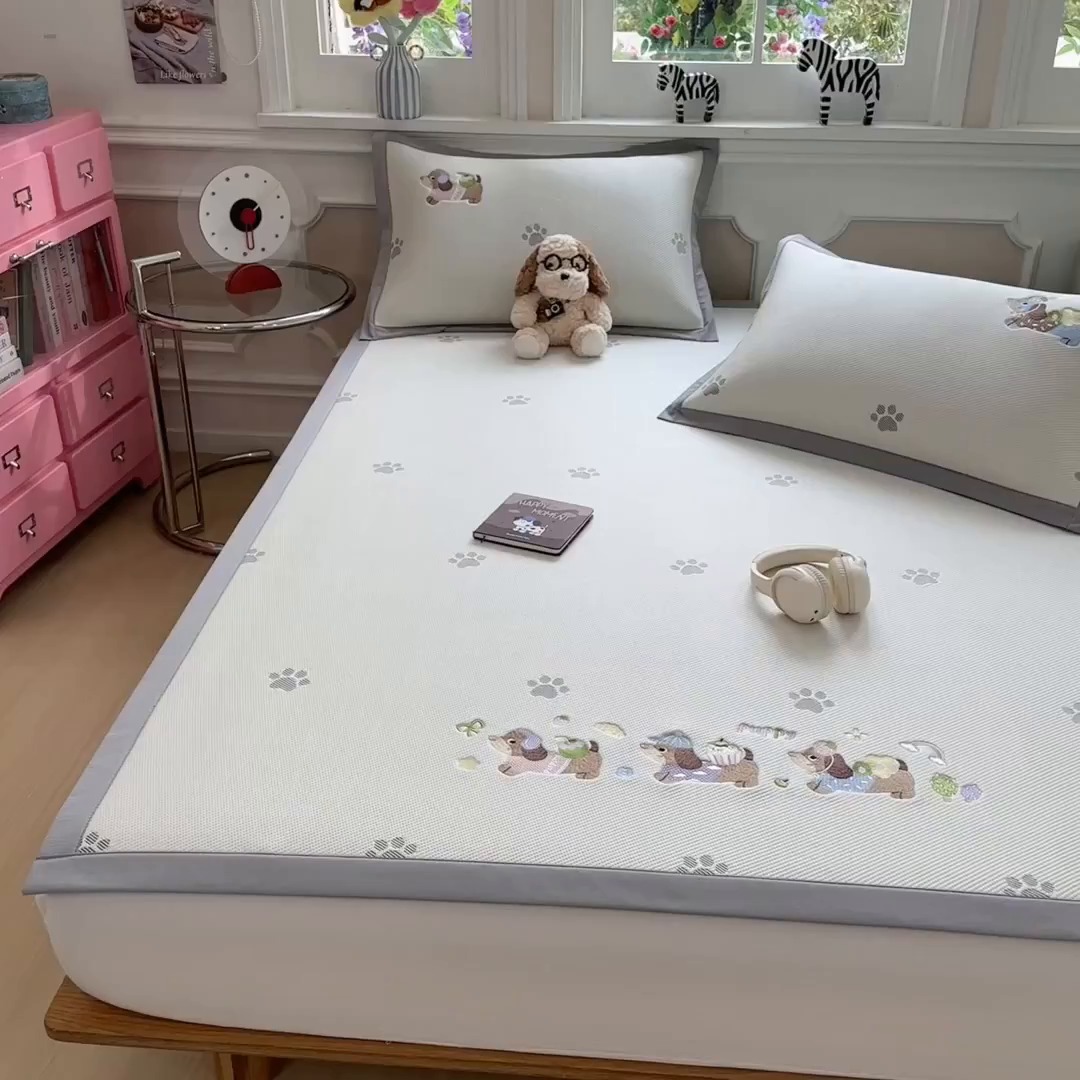 91家纺网 家纺一手货源 找家纺 眠多宝（绒多宝） 2026新款卡通网红风系列凉豆豆三件套 凉豆豆印加绣系列 A类凉豆豆床席床笠--床席款 灰爪腊肠犬