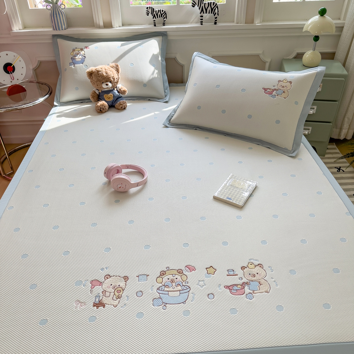 91家纺网 家纺一手货源 找家纺 眠多宝（绒多宝） 2026新款卡通网红风系列凉豆豆三件套 凉豆豆印加绣系列 A类凉豆豆床席床笠--床席款 卡皮洗白白