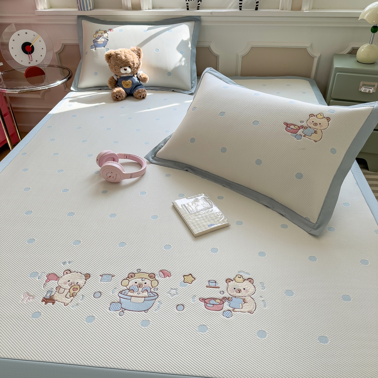 91家纺网 家纺一手货源 找家纺 眠多宝（绒多宝） 2026新款卡通网红风系列凉豆豆三件套 凉豆豆印加绣系列 A类凉豆豆床席床笠--床席款 卡皮洗白白