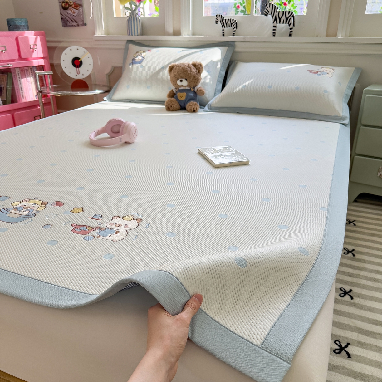 91家纺网 家纺一手货源 找家纺 眠多宝（绒多宝） 2026新款卡通网红风系列凉豆豆三件套 凉豆豆印加绣系列 A类凉豆豆床席床笠--床席款 卡皮洗白白