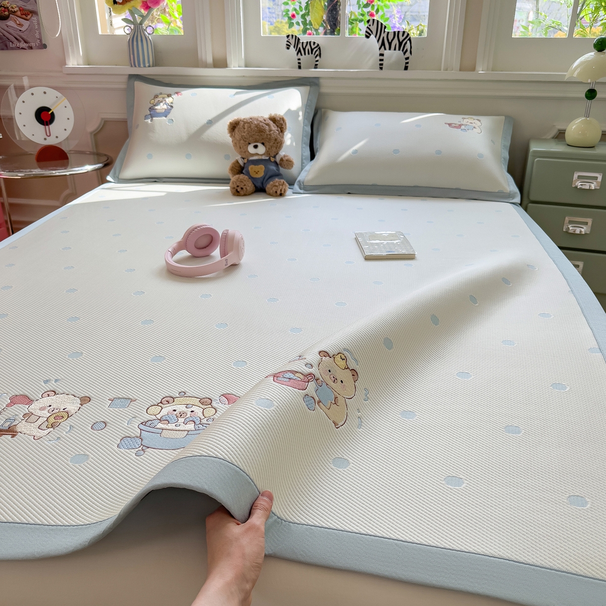 91家纺网 家纺一手货源 找家纺 眠多宝（绒多宝） 2026新款卡通网红风系列凉豆豆三件套 凉豆豆印加绣系列 A类凉豆豆床席床笠--床席款 卡皮洗白白