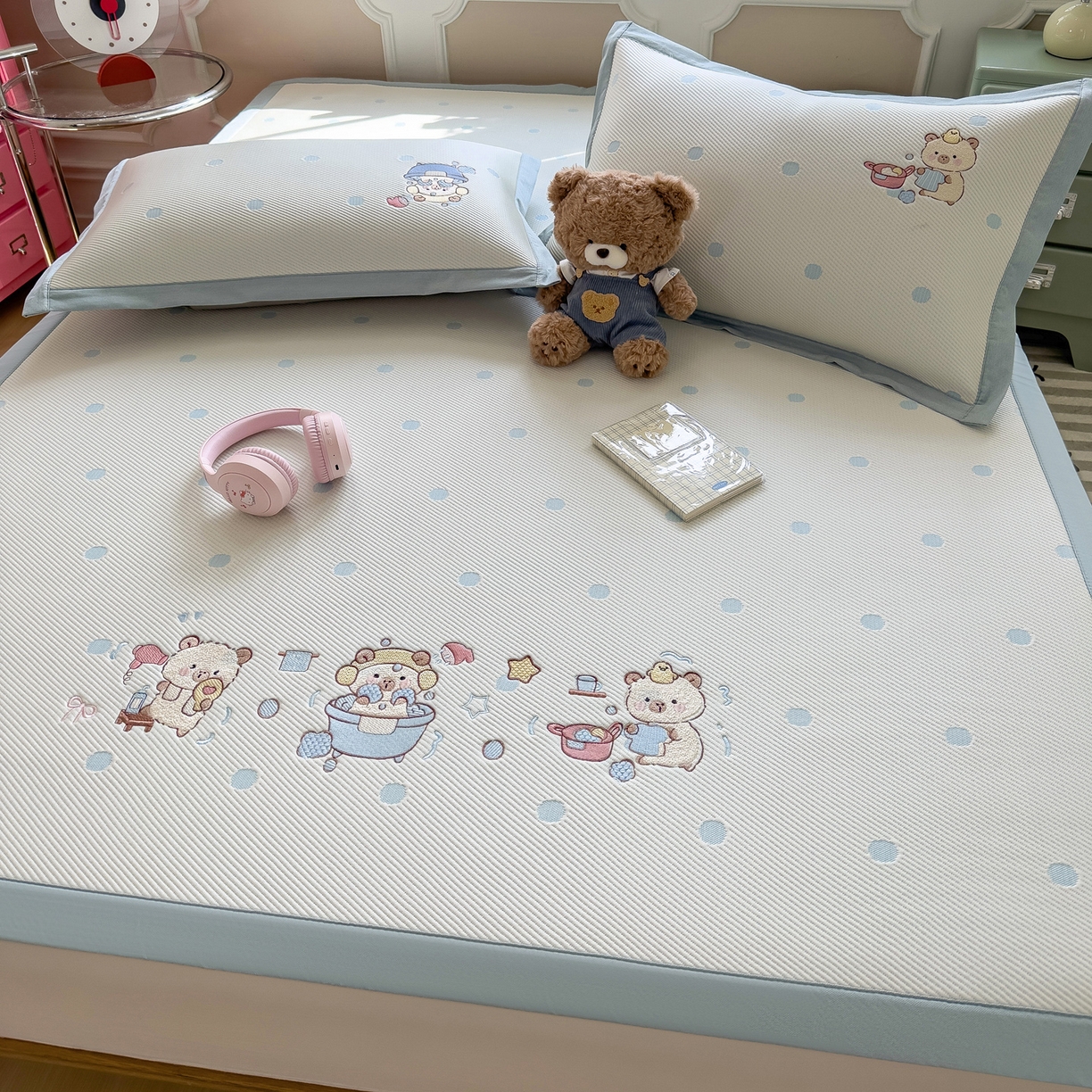 91家纺网 家纺一手货源 找家纺 眠多宝（绒多宝） 2026新款卡通网红风系列凉豆豆三件套 凉豆豆印加绣系列 A类凉豆豆床席床笠--床席款 卡皮洗白白