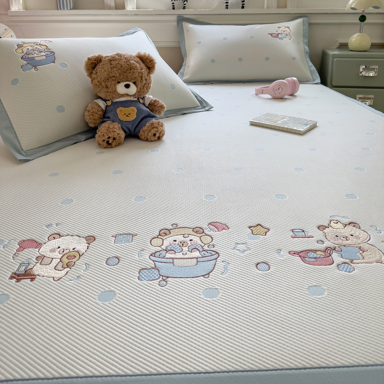 91家纺网 家纺一手货源 找家纺 眠多宝（绒多宝） 2026新款卡通网红风系列凉豆豆三件套 凉豆豆印加绣系列 A类凉豆豆床席床笠--床席款 卡皮洗白白