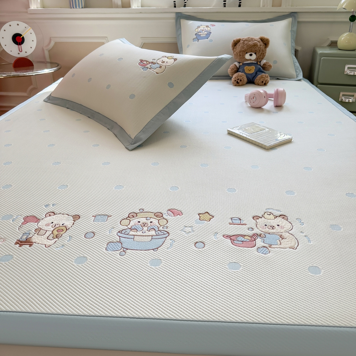 91家纺网 家纺一手货源 找家纺 眠多宝（绒多宝） 2026新款卡通网红风系列凉豆豆三件套 凉豆豆印加绣系列 A类凉豆豆床席床笠--床席款 卡皮洗白白