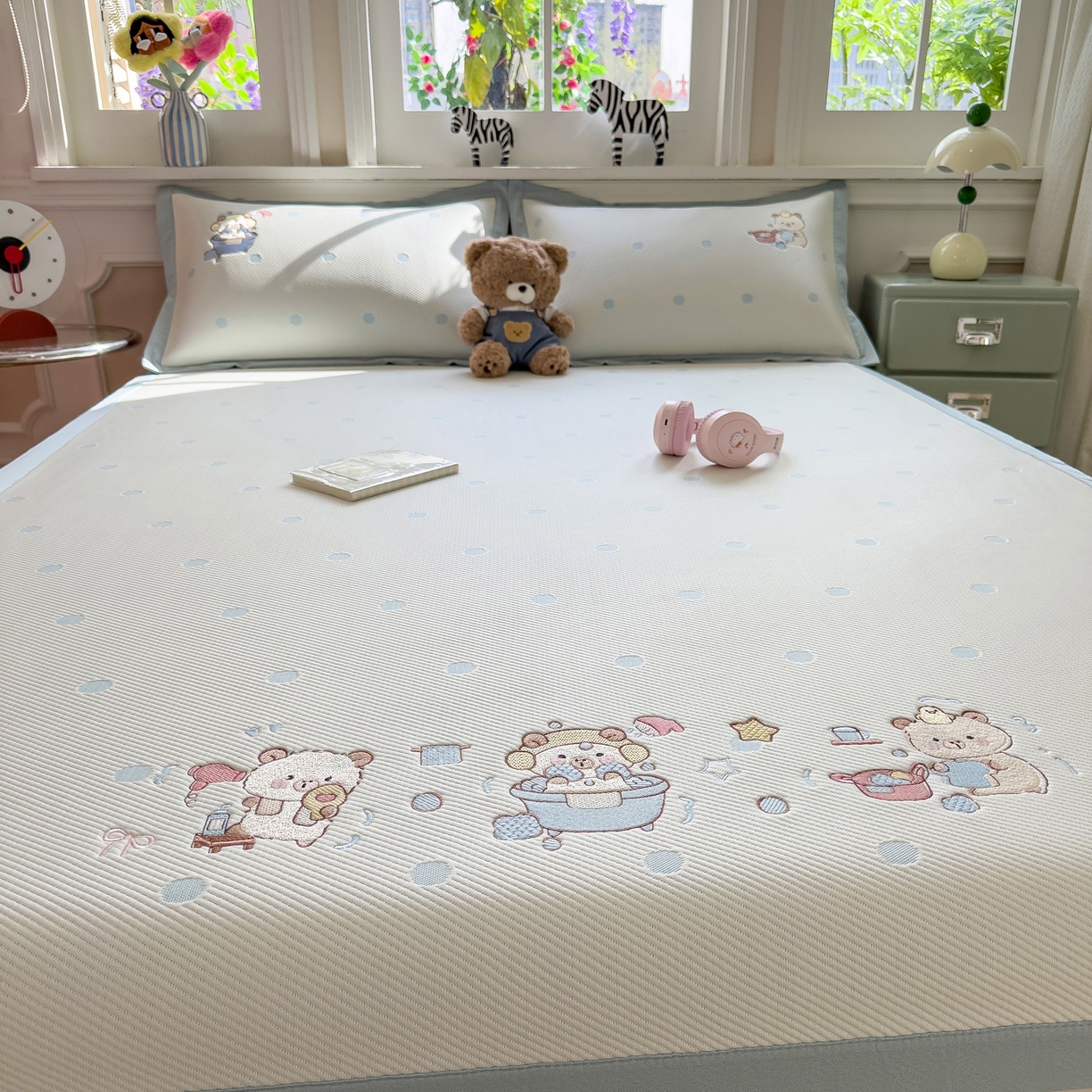 91家纺网 家纺一手货源 找家纺 眠多宝（绒多宝） 2026新款卡通网红风系列凉豆豆三件套 凉豆豆印加绣系列 A类凉豆豆床席床笠--床席款 卡皮洗白白