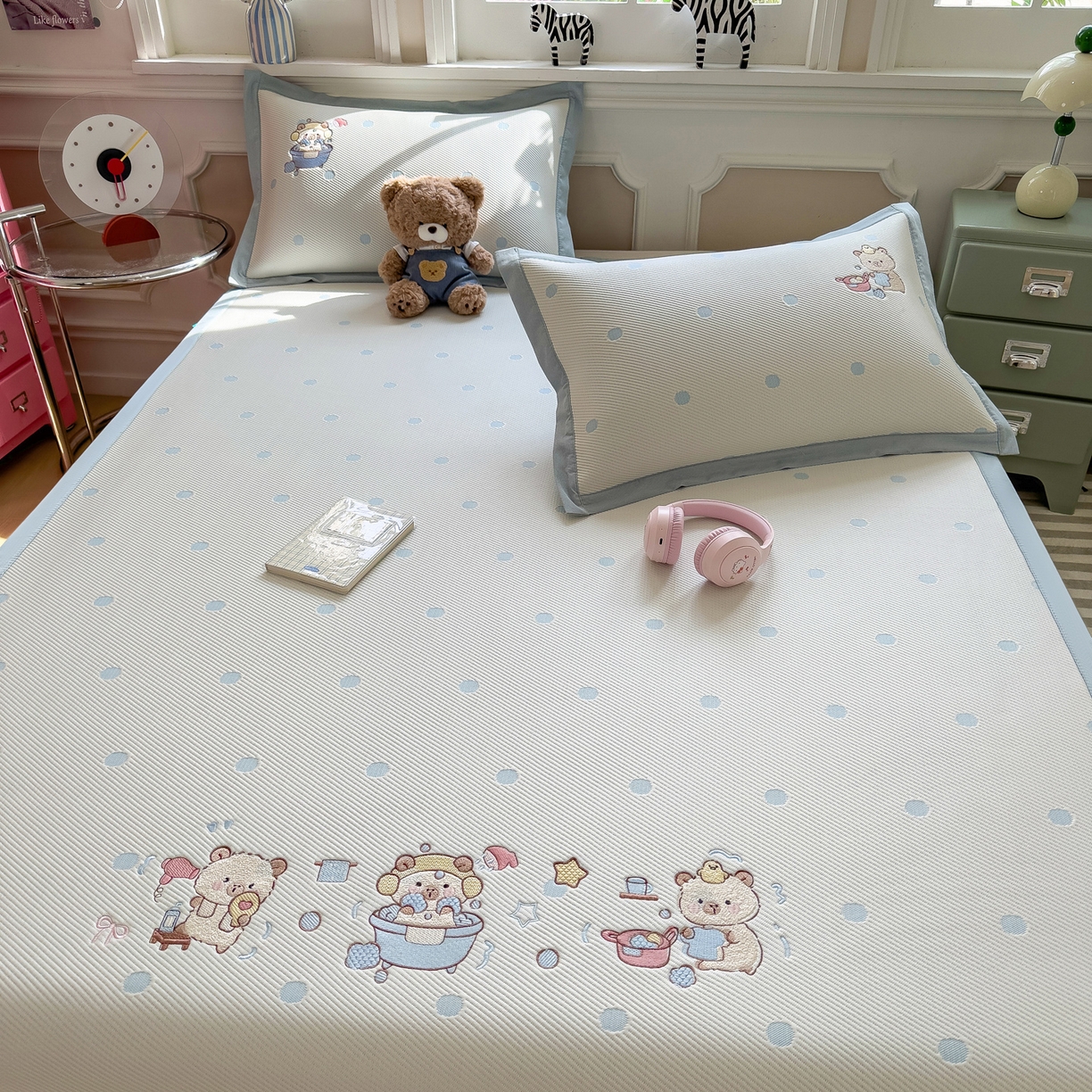 91家纺网 家纺一手货源 找家纺 眠多宝（绒多宝） 2026新款卡通网红风系列凉豆豆三件套 凉豆豆印加绣系列 A类凉豆豆床席床笠--床席款 卡皮洗白白