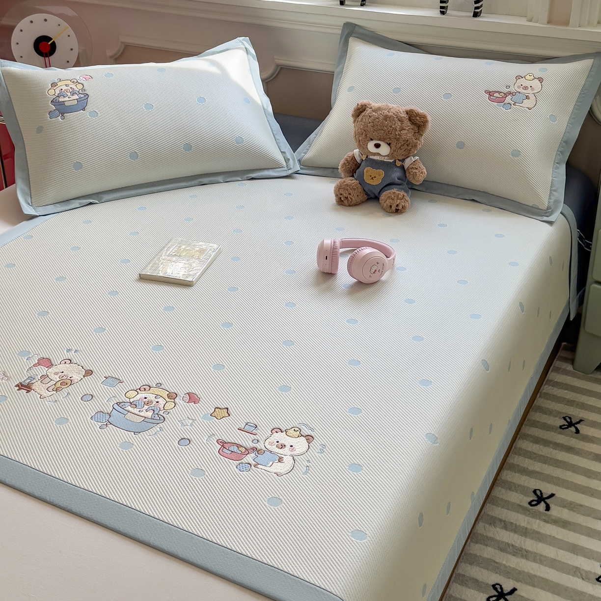 91家纺网 家纺一手货源 找家纺 眠多宝（绒多宝） 2026新款卡通网红风系列凉豆豆三件套 凉豆豆印加绣系列 A类凉豆豆床席床笠--床席款 卡皮洗白白