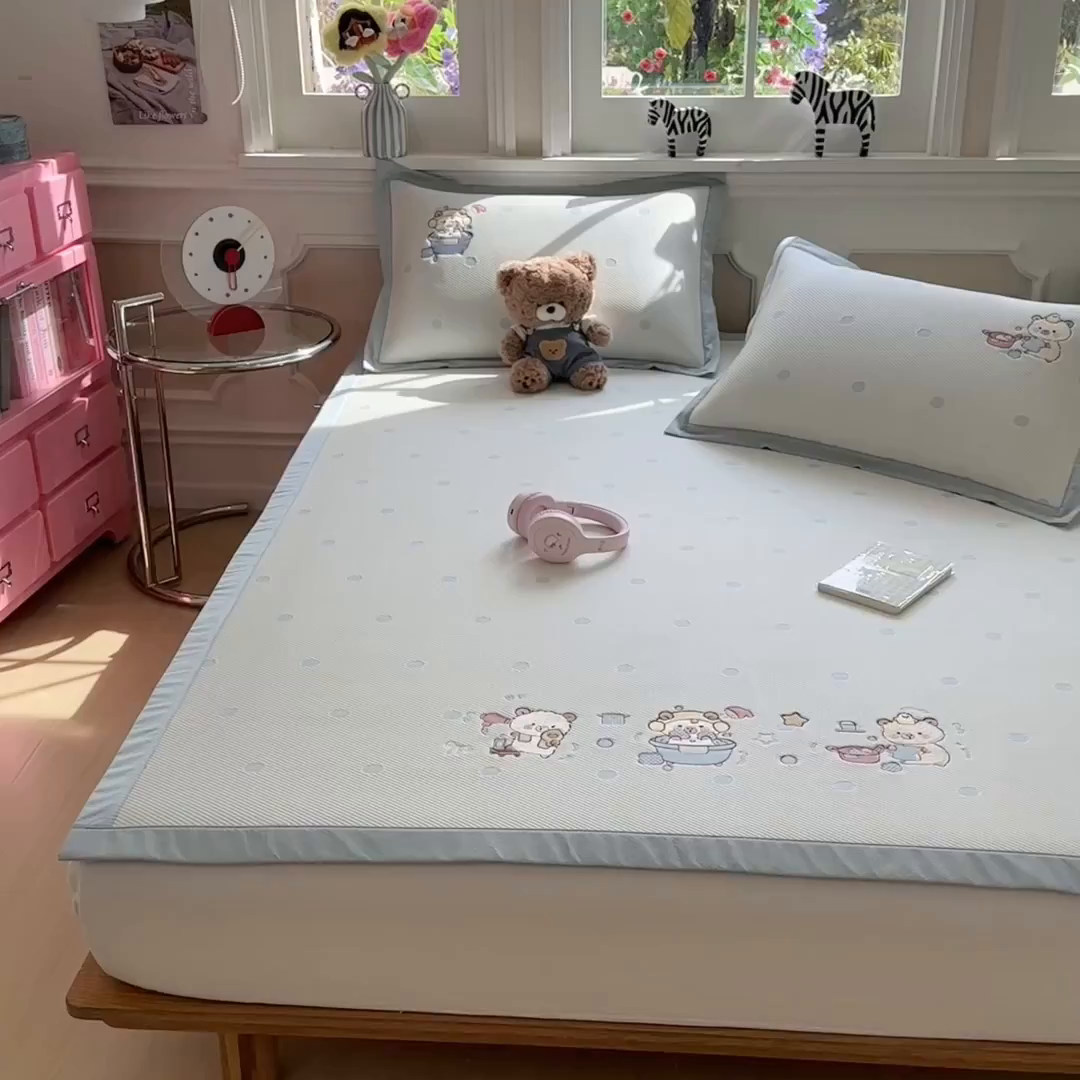 91家纺网 家纺一手货源 找家纺 眠多宝（绒多宝） 2026新款卡通网红风系列凉豆豆三件套 凉豆豆印加绣系列 A类凉豆豆床席床笠--床席款 卡皮洗白白