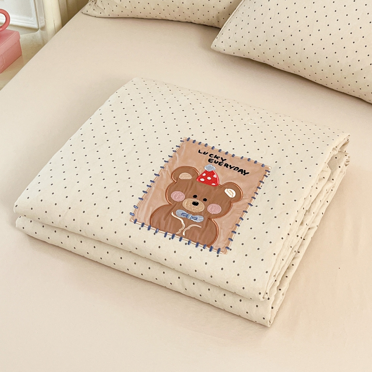 91家纺网 家纺一手货源 找家纺 一加一 2026春夏新款云小棉贴布绣花大豆夏凉被空调被夏被四件套 波点熊仔