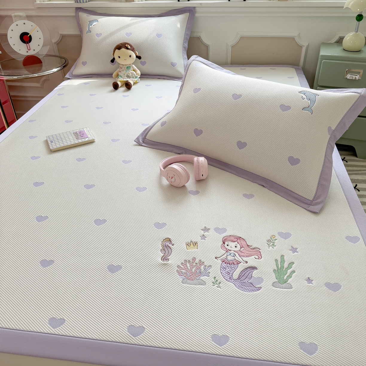 91家纺网 家纺一手货源 找家纺 眠多宝（绒多宝） 2026新款卡通网红风系列凉豆豆三件套 凉豆豆印加绣系列 A类凉豆豆床席床笠--床席款 美人鱼公主