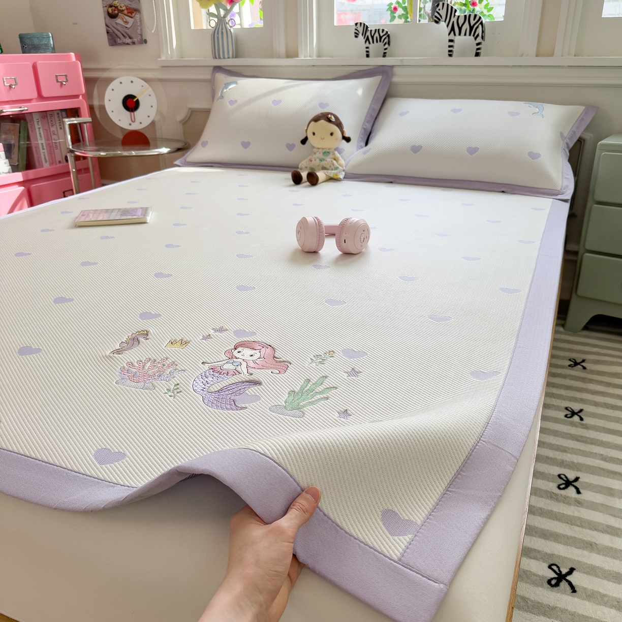 91家纺网 家纺一手货源 找家纺 眠多宝（绒多宝） 2026新款卡通网红风系列凉豆豆三件套 凉豆豆印加绣系列 A类凉豆豆床席床笠--床席款 美人鱼公主