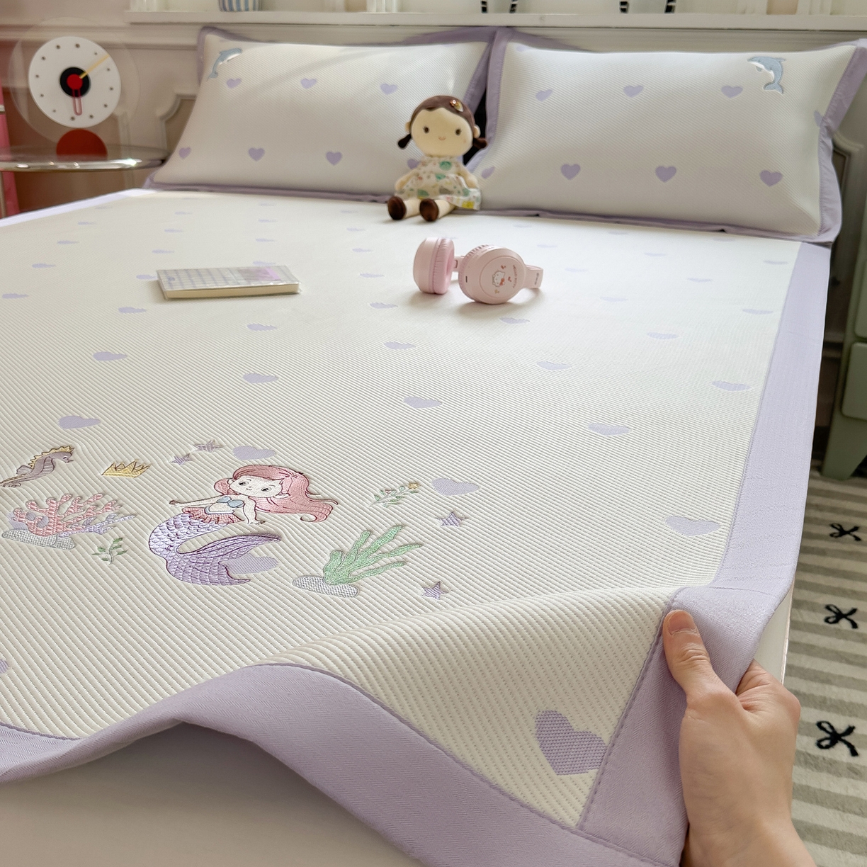 91家纺网 家纺一手货源 找家纺 眠多宝（绒多宝） 2026新款卡通网红风系列凉豆豆三件套 凉豆豆印加绣系列 A类凉豆豆床席床笠--床席款 美人鱼公主