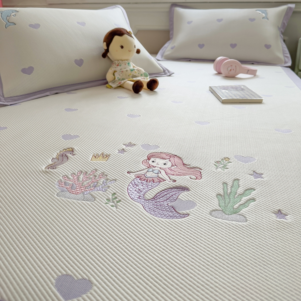 91家纺网 家纺一手货源 找家纺 眠多宝（绒多宝） 2026新款卡通网红风系列凉豆豆三件套 凉豆豆印加绣系列 A类凉豆豆床席床笠--床席款 美人鱼公主