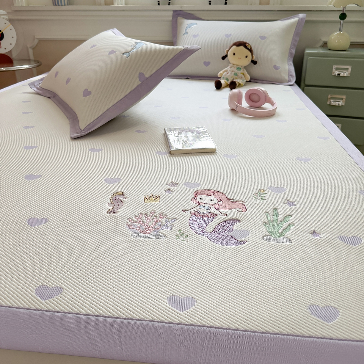 91家纺网 家纺一手货源 找家纺 眠多宝（绒多宝） 2026新款卡通网红风系列凉豆豆三件套 凉豆豆印加绣系列 A类凉豆豆床席床笠--床席款 美人鱼公主