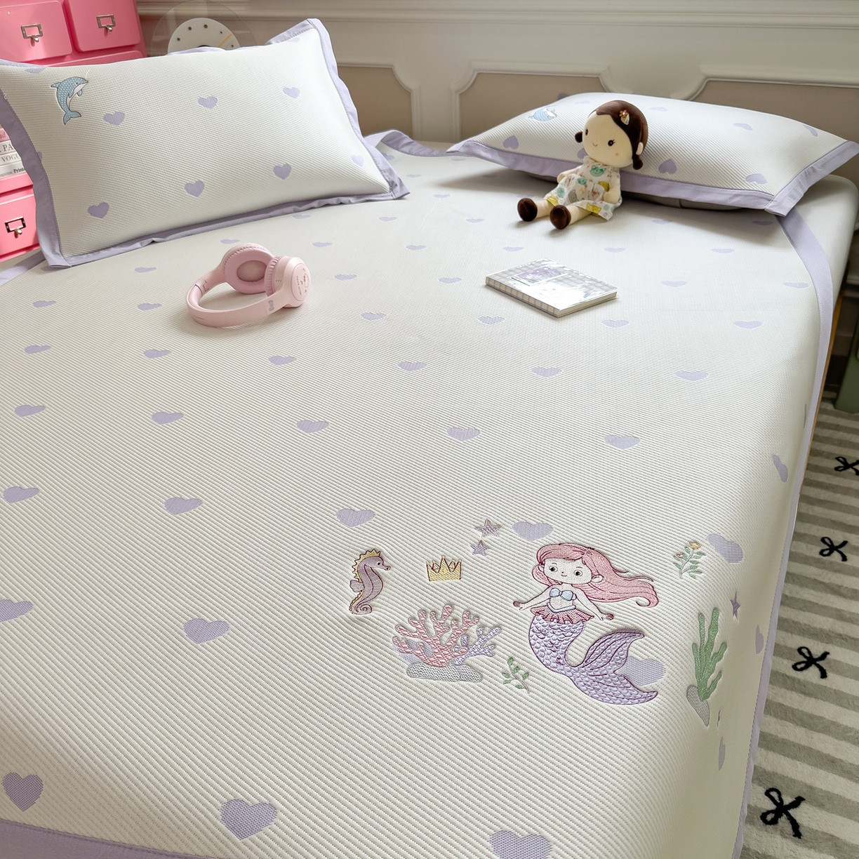 91家纺网 家纺一手货源 找家纺 眠多宝（绒多宝） 2026新款卡通网红风系列凉豆豆三件套 凉豆豆印加绣系列 A类凉豆豆床席床笠--床席款 美人鱼公主