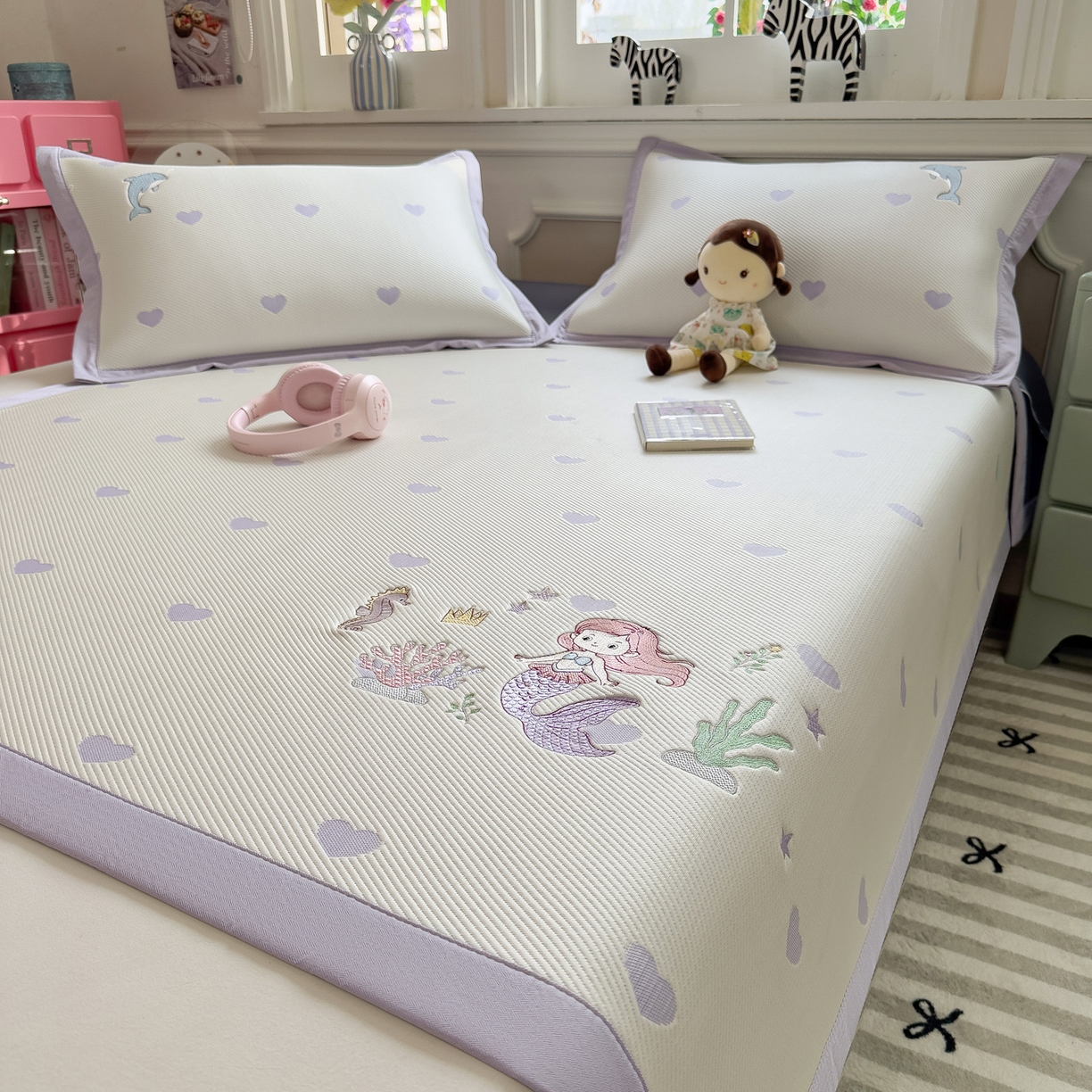 91家纺网 家纺一手货源 找家纺 眠多宝（绒多宝） 2026新款卡通网红风系列凉豆豆三件套 凉豆豆印加绣系列 A类凉豆豆床席床笠--床席款 美人鱼公主