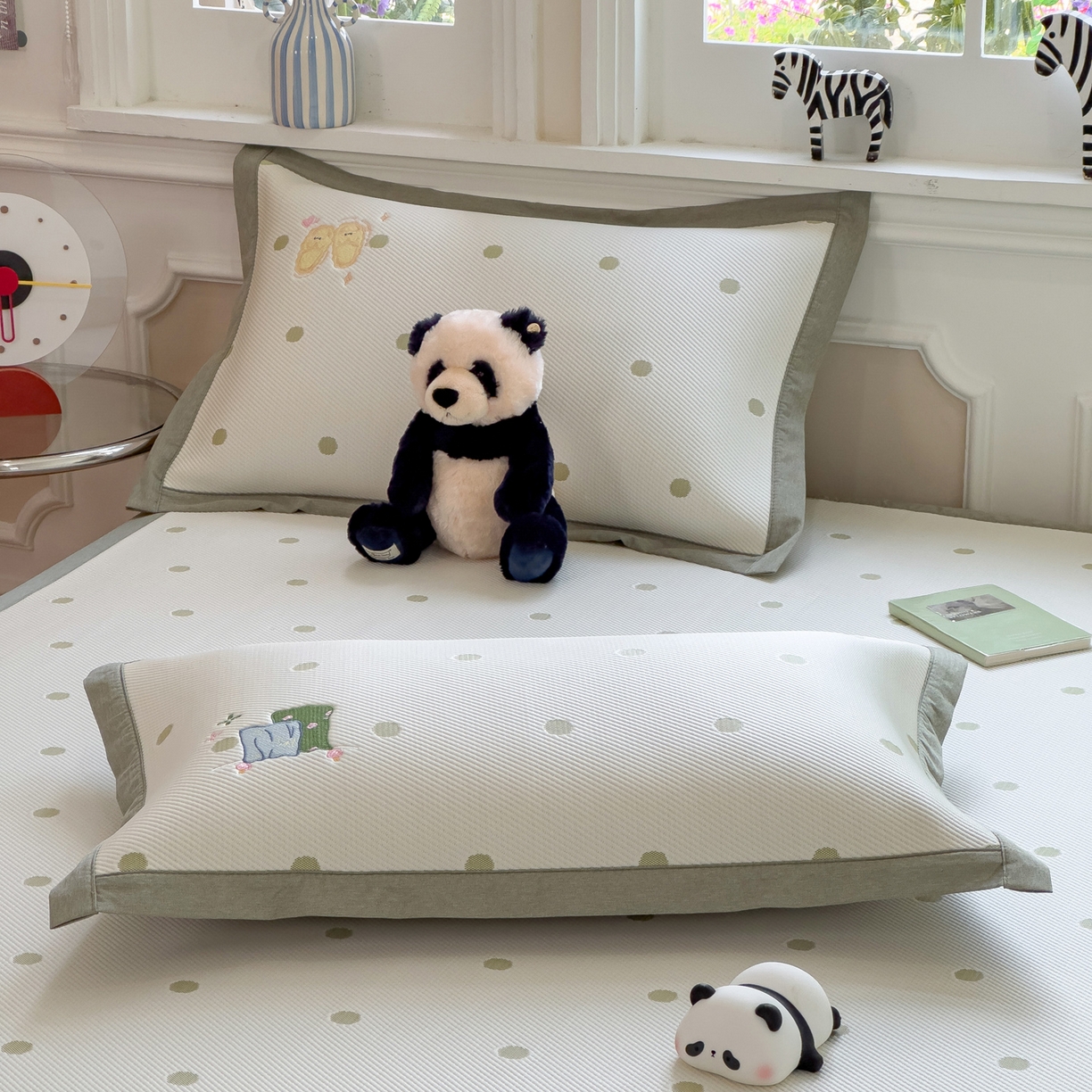 91家纺网 家纺一手货源 找家纺 眠多宝（绒多宝） 2026新款卡通网红风系列凉豆豆三件套 凉豆豆印加绣系列 A类凉豆豆床席床笠--床席款 泡泡熊猫乐