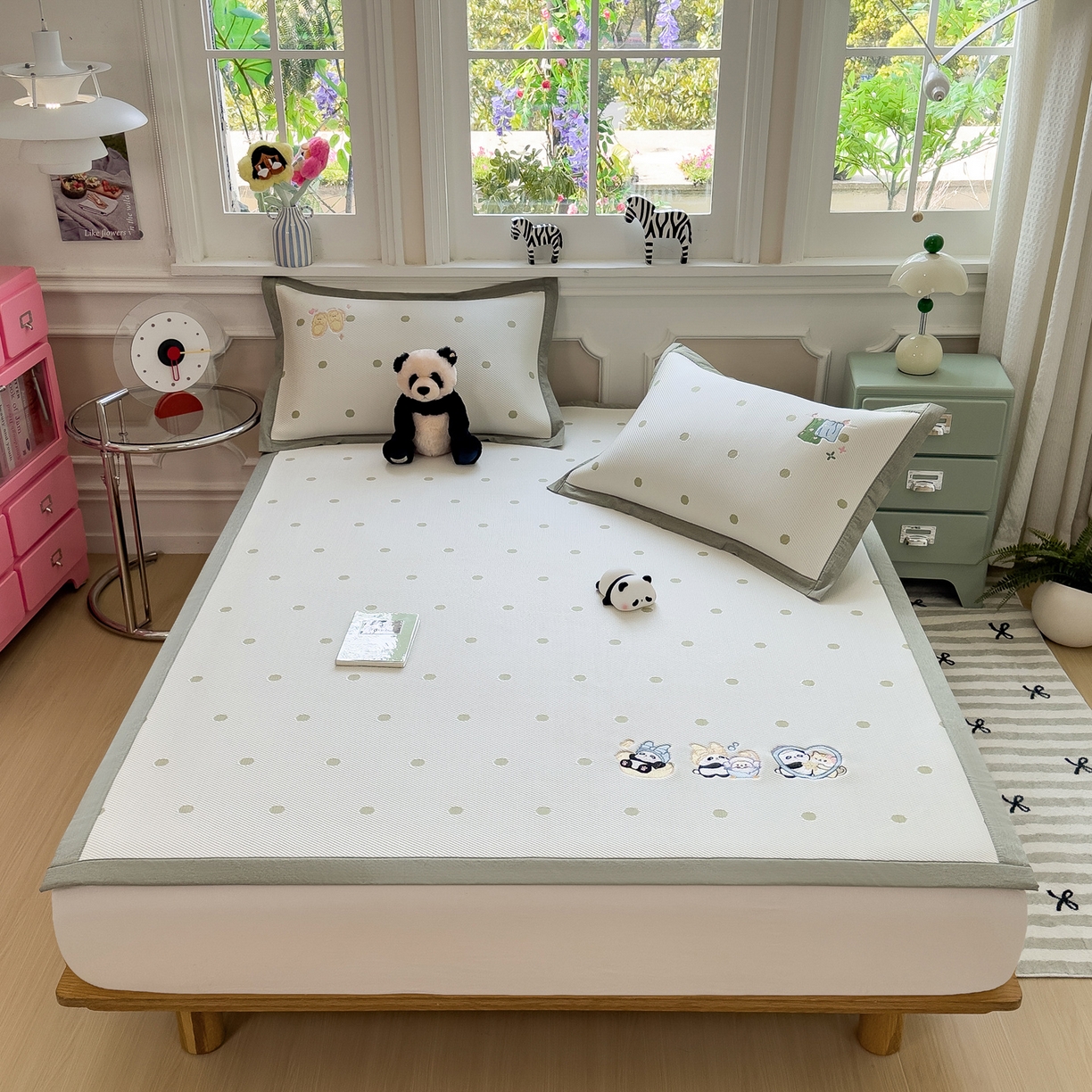 91家纺网 家纺一手货源 找家纺 眠多宝（绒多宝） 2026新款卡通网红风系列凉豆豆三件套 凉豆豆印加绣系列 A类凉豆豆床席床笠--床席款 泡泡熊猫乐