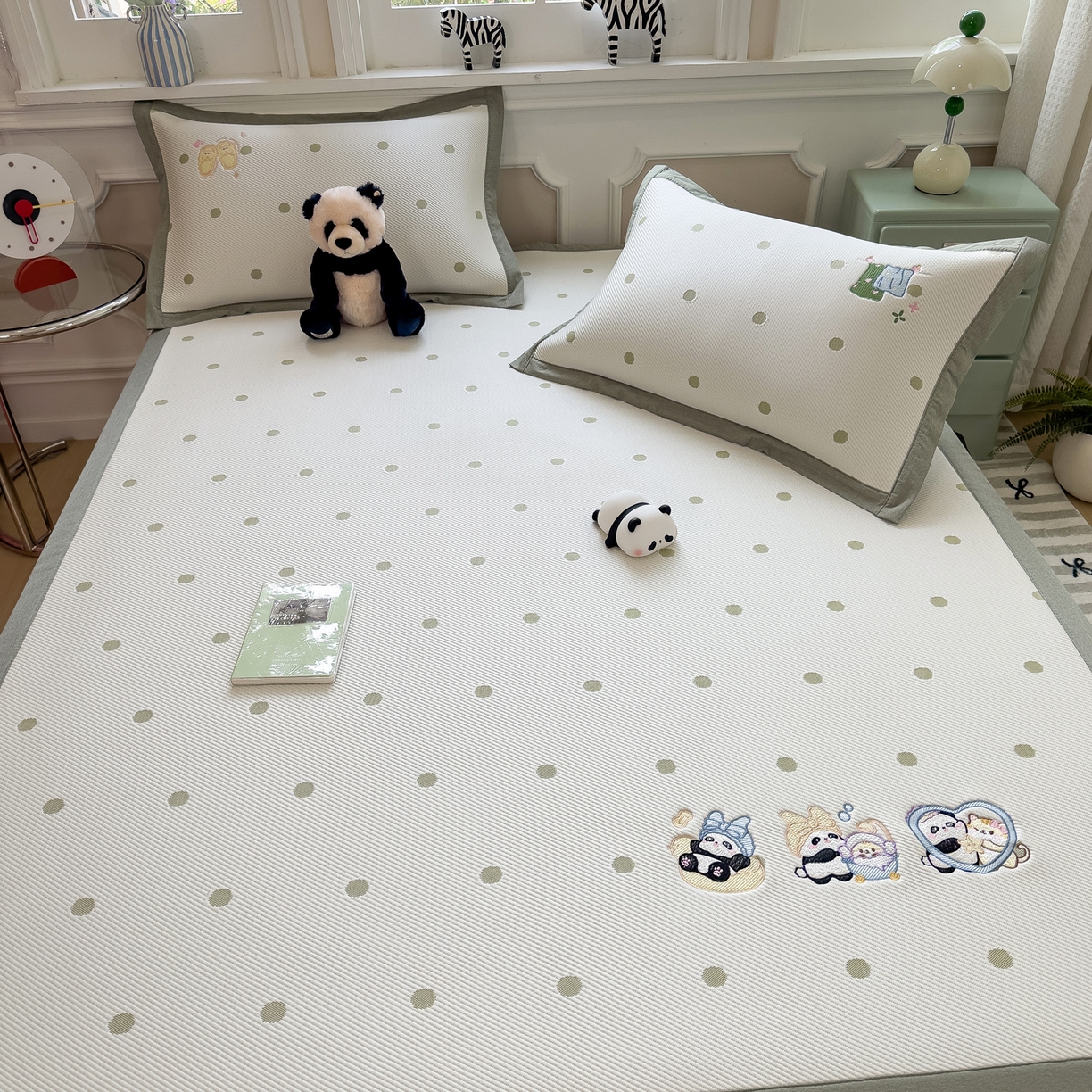 91家纺网 家纺一手货源 找家纺 眠多宝（绒多宝） 2026新款卡通网红风系列凉豆豆三件套 凉豆豆印加绣系列 A类凉豆豆床席床笠--床席款 泡泡熊猫乐