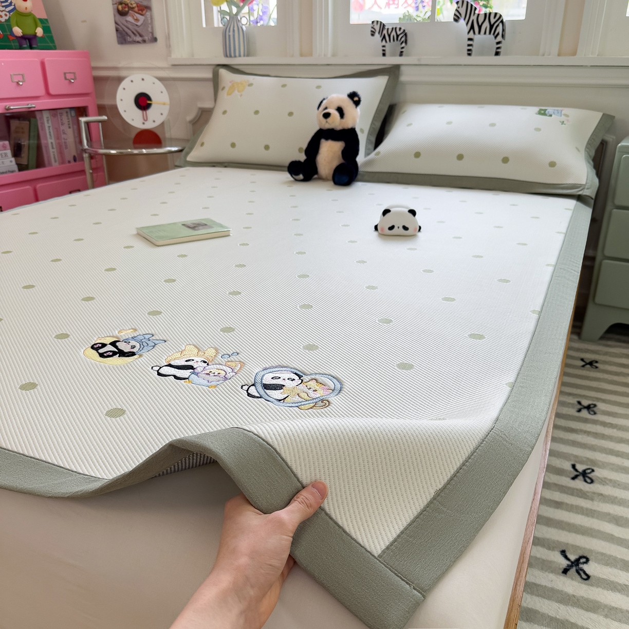 91家纺网 家纺一手货源 找家纺 眠多宝（绒多宝） 2026新款卡通网红风系列凉豆豆三件套 凉豆豆印加绣系列 A类凉豆豆床席床笠--床席款 泡泡熊猫乐