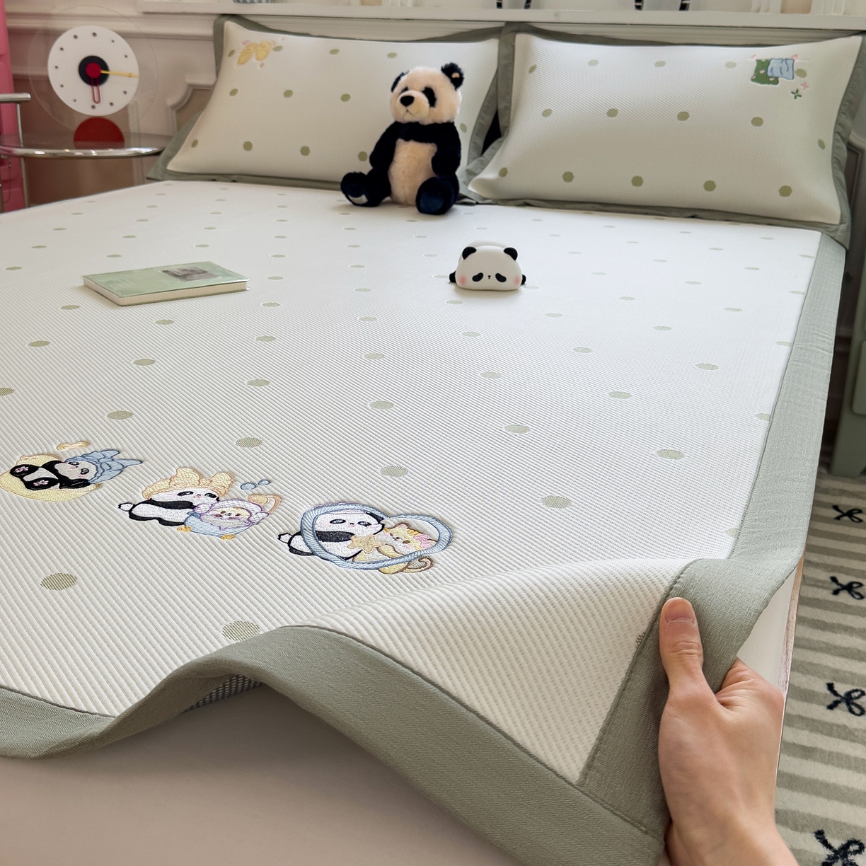 91家纺网 家纺一手货源 找家纺 眠多宝（绒多宝） 2026新款卡通网红风系列凉豆豆三件套 凉豆豆印加绣系列 A类凉豆豆床席床笠--床席款 泡泡熊猫乐