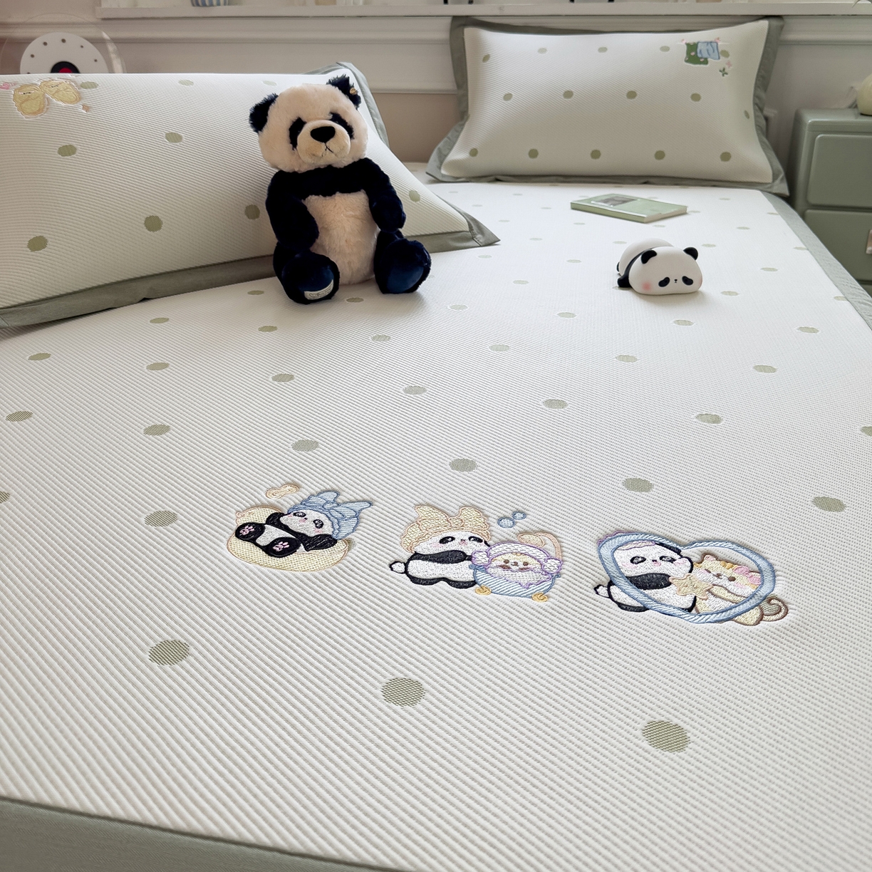 91家纺网 家纺一手货源 找家纺 眠多宝（绒多宝） 2026新款卡通网红风系列凉豆豆三件套 凉豆豆印加绣系列 A类凉豆豆床席床笠--床席款 泡泡熊猫乐