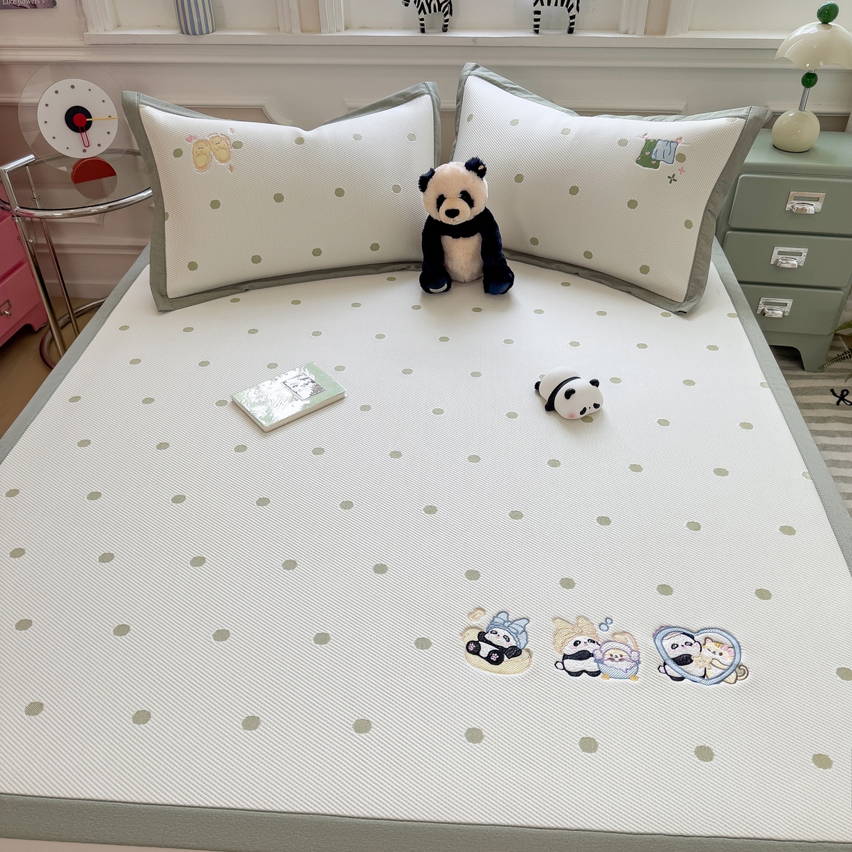 91家纺网 家纺一手货源 找家纺 眠多宝（绒多宝） 2026新款卡通网红风系列凉豆豆三件套 凉豆豆印加绣系列 A类凉豆豆床席床笠--床席款 泡泡熊猫乐