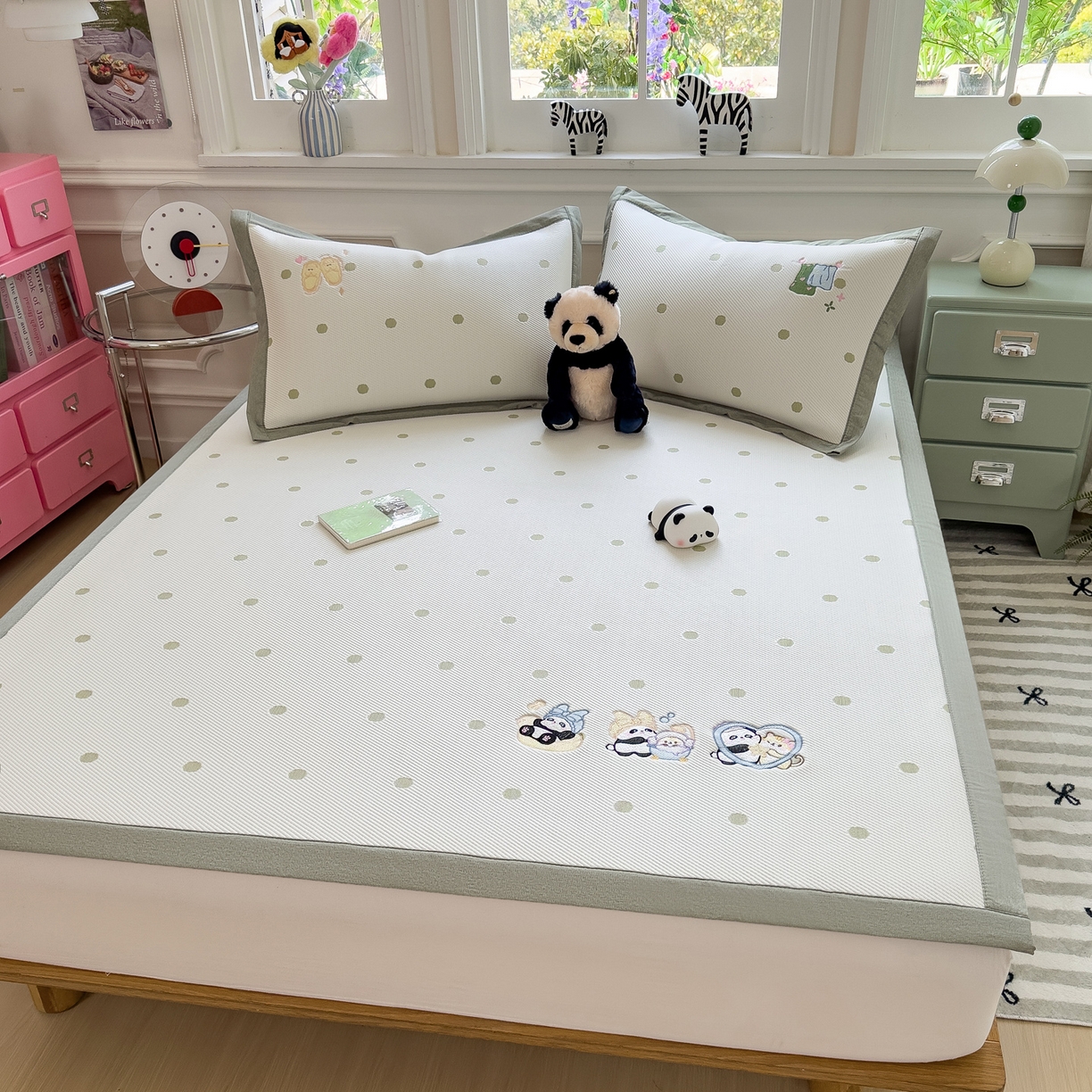 91家纺网 家纺一手货源 找家纺 眠多宝（绒多宝） 2026新款卡通网红风系列凉豆豆三件套 凉豆豆印加绣系列 A类凉豆豆床席床笠--床席款 泡泡熊猫乐
