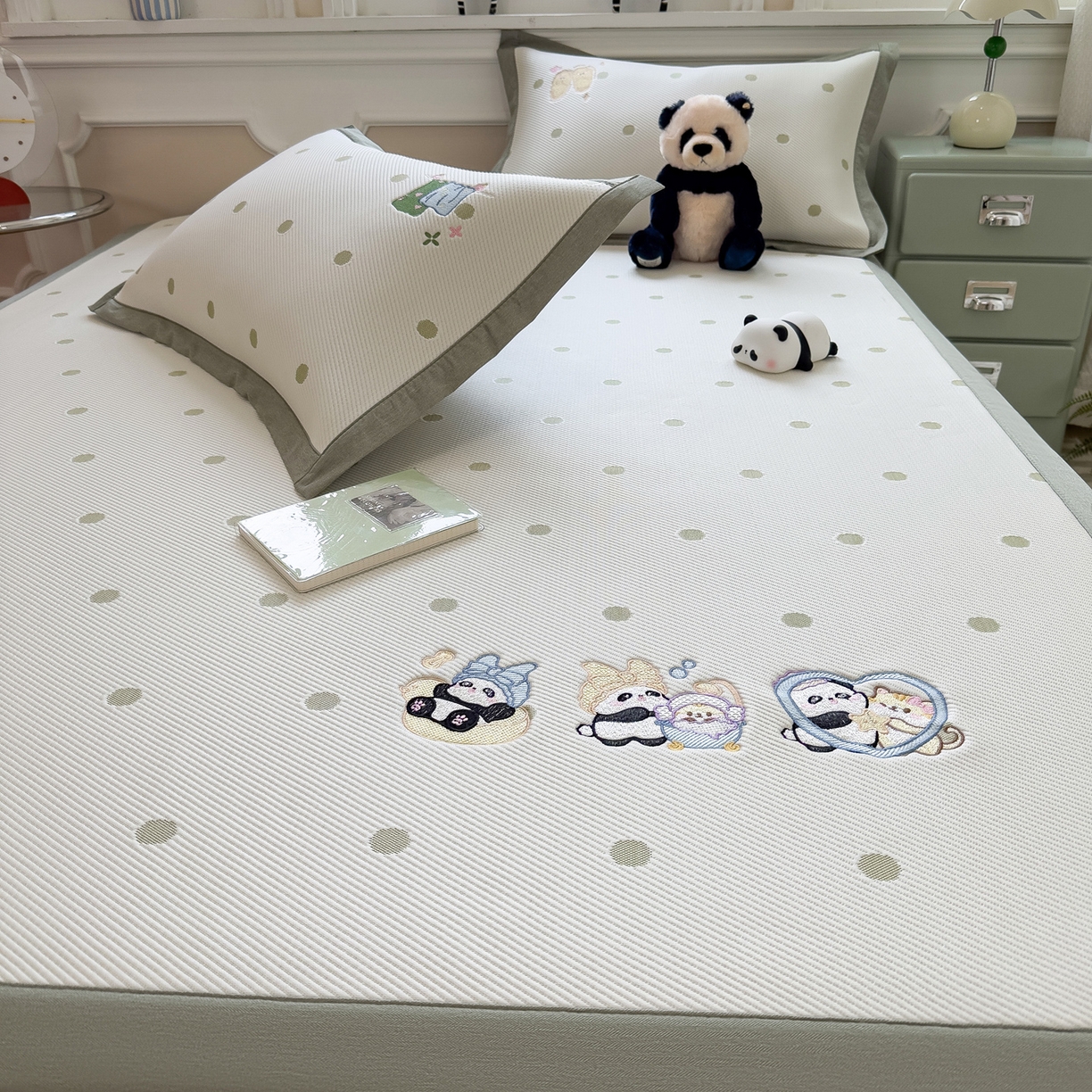 91家纺网 家纺一手货源 找家纺 眠多宝（绒多宝） 2026新款卡通网红风系列凉豆豆三件套 凉豆豆印加绣系列 A类凉豆豆床席床笠--床席款 泡泡熊猫乐