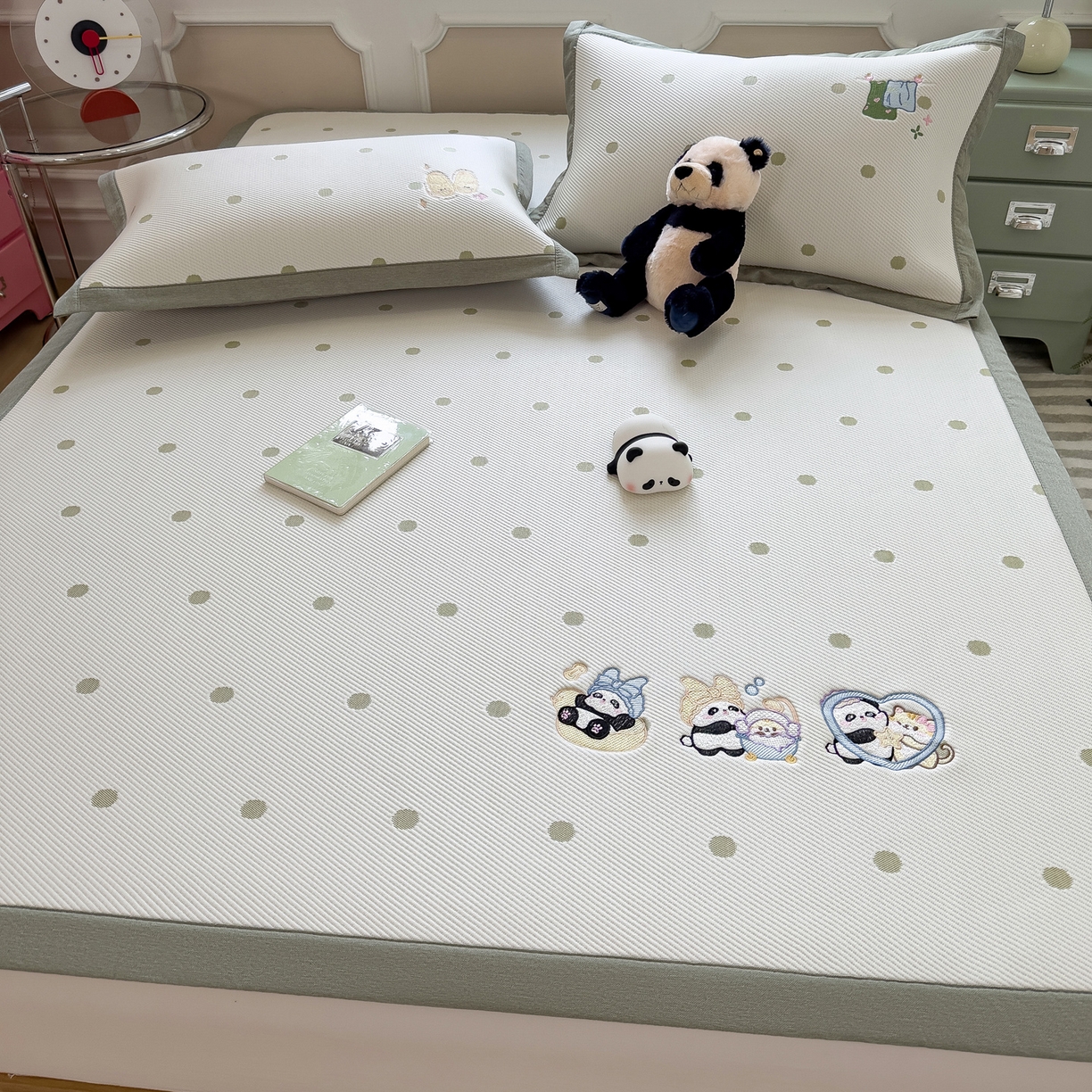 91家纺网 家纺一手货源 找家纺 眠多宝（绒多宝） 2026新款卡通网红风系列凉豆豆三件套 凉豆豆印加绣系列 A类凉豆豆床席床笠--床席款 泡泡熊猫乐