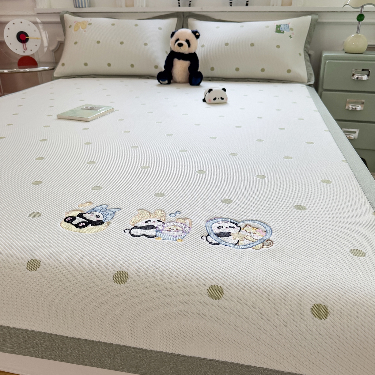 91家纺网 家纺一手货源 找家纺 眠多宝（绒多宝） 2026新款卡通网红风系列凉豆豆三件套 凉豆豆印加绣系列 A类凉豆豆床席床笠--床席款 泡泡熊猫乐