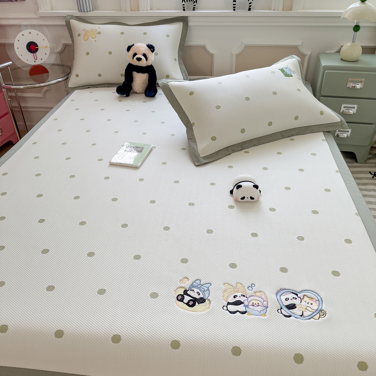 91家纺网 家纺一手货源 找家纺 眠多宝（绒多宝） 2026新款卡通网红风系列凉豆豆三件套 凉豆豆印加绣系列 A类凉豆豆床席床笠--床席款 泡泡熊猫乐