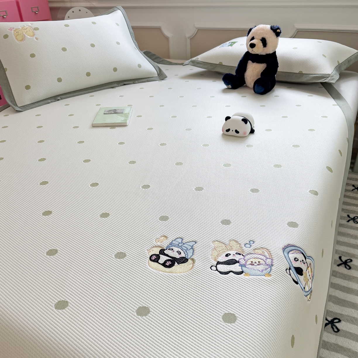 91家纺网 家纺一手货源 找家纺 眠多宝（绒多宝） 2026新款卡通网红风系列凉豆豆三件套 凉豆豆印加绣系列 A类凉豆豆床席床笠--床席款 泡泡熊猫乐