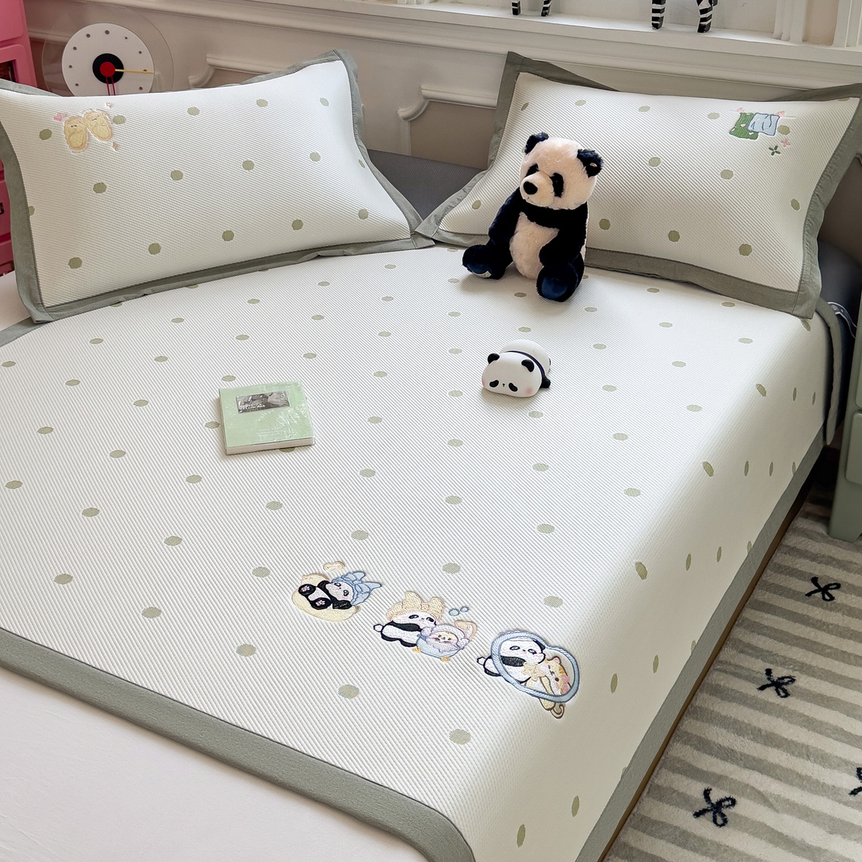 91家纺网 家纺一手货源 找家纺 眠多宝（绒多宝） 2026新款卡通网红风系列凉豆豆三件套 凉豆豆印加绣系列 A类凉豆豆床席床笠--床席款 泡泡熊猫乐