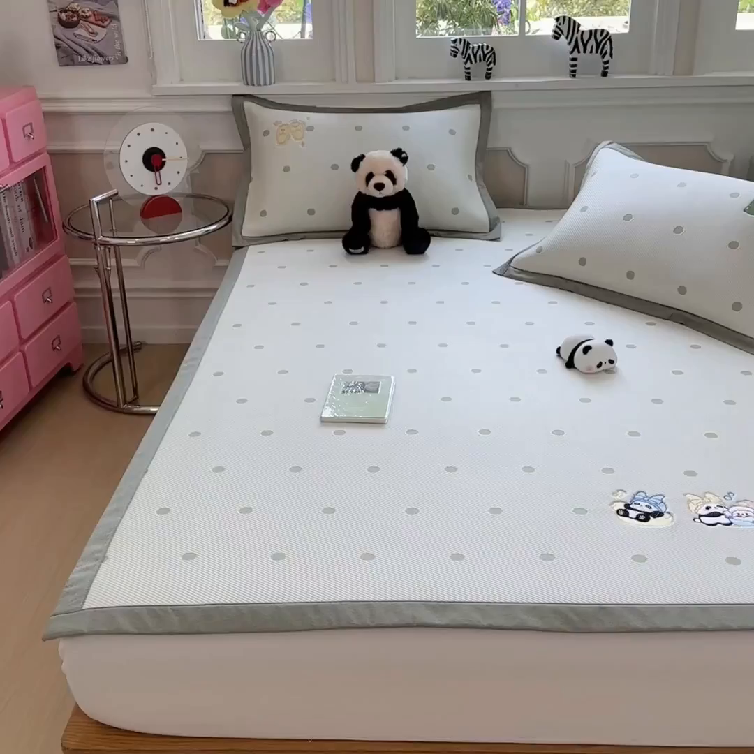 91家纺网 家纺一手货源 找家纺 眠多宝（绒多宝） 2026新款卡通网红风系列凉豆豆三件套 凉豆豆印加绣系列 A类凉豆豆床席床笠--床席款 泡泡熊猫乐