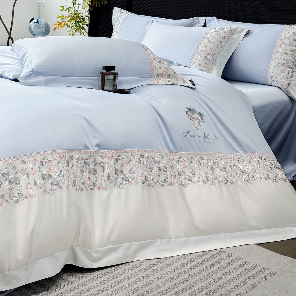 91家纺网 家纺一手货源 找家纺 2026新品100支贡缎长绒棉纯棉四件套全棉重工刺绣被套床单床笠新品四季款轻奢风 琉璃花语-慕蓝