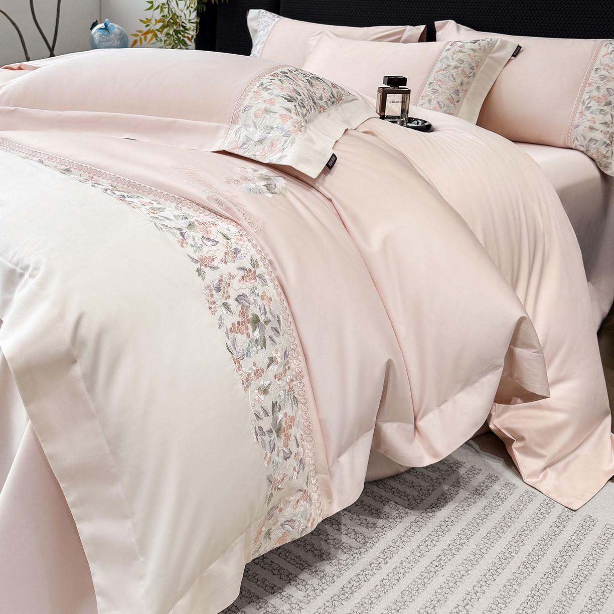 91家纺网 家纺一手货源 找家纺 2026新品100支贡缎长绒棉纯棉四件套全棉重工刺绣被套床单床笠新品四季款轻奢风 琉璃花语-颜粉