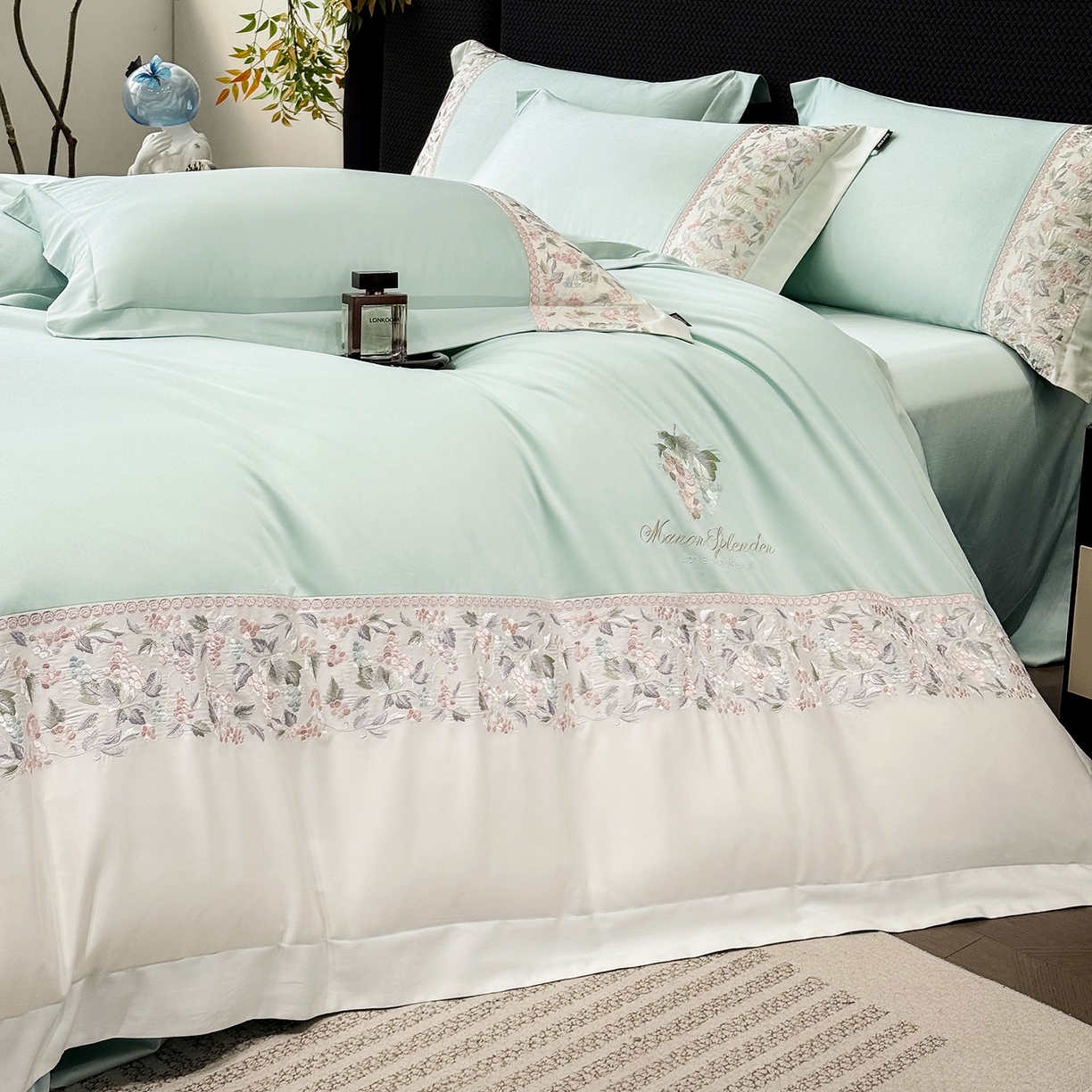 91家纺网 家纺一手货源 找家纺 2026新品100支贡缎长绒棉纯棉四件套全棉重工刺绣被套床单床笠新品四季款轻奢风 琉璃花语-茶绿