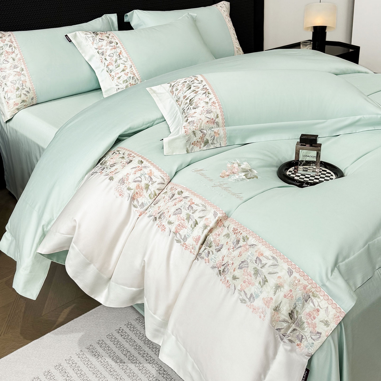 91家纺网 家纺一手货源 找家纺 2026新品100支贡缎长绒棉纯棉四件套全棉重工刺绣被套床单床笠新品四季款轻奢风 琉璃花语-茶绿