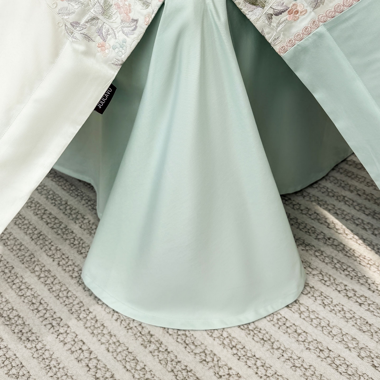 91家纺网 家纺一手货源 找家纺 2026新品100支贡缎长绒棉纯棉四件套全棉重工刺绣被套床单床笠新品四季款轻奢风 琉璃花语-茶绿