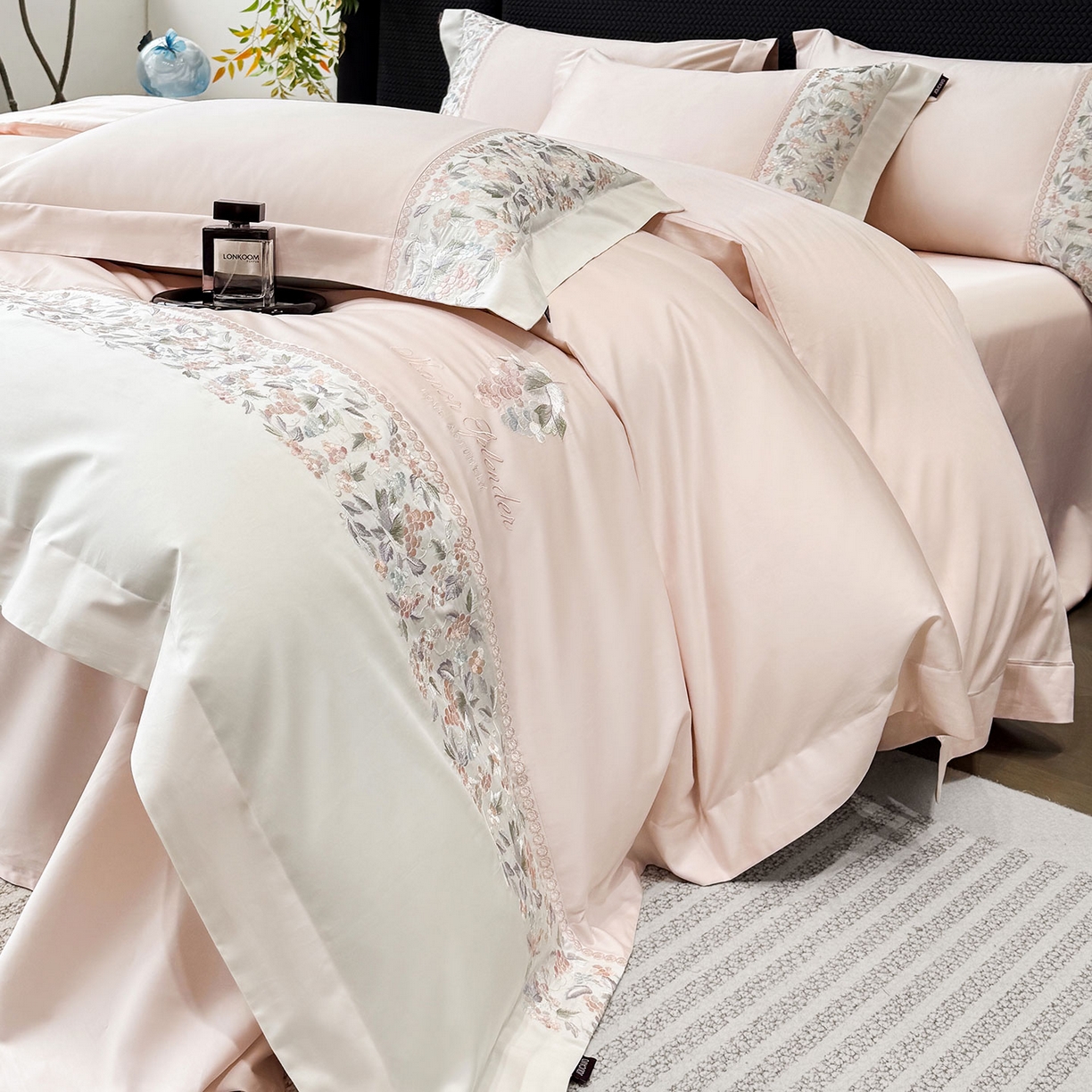 91家纺网 家纺一手货源 找家纺 2026新品100支贡缎长绒棉纯棉四件套全棉重工刺绣被套床单床笠新品四季款轻奢风 琉璃花语-颜粉