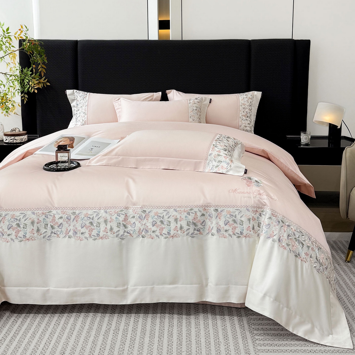 91家纺网 家纺一手货源 找家纺 2026新品100支贡缎长绒棉纯棉四件套全棉重工刺绣被套床单床笠新品四季款轻奢风 琉璃花语-颜粉