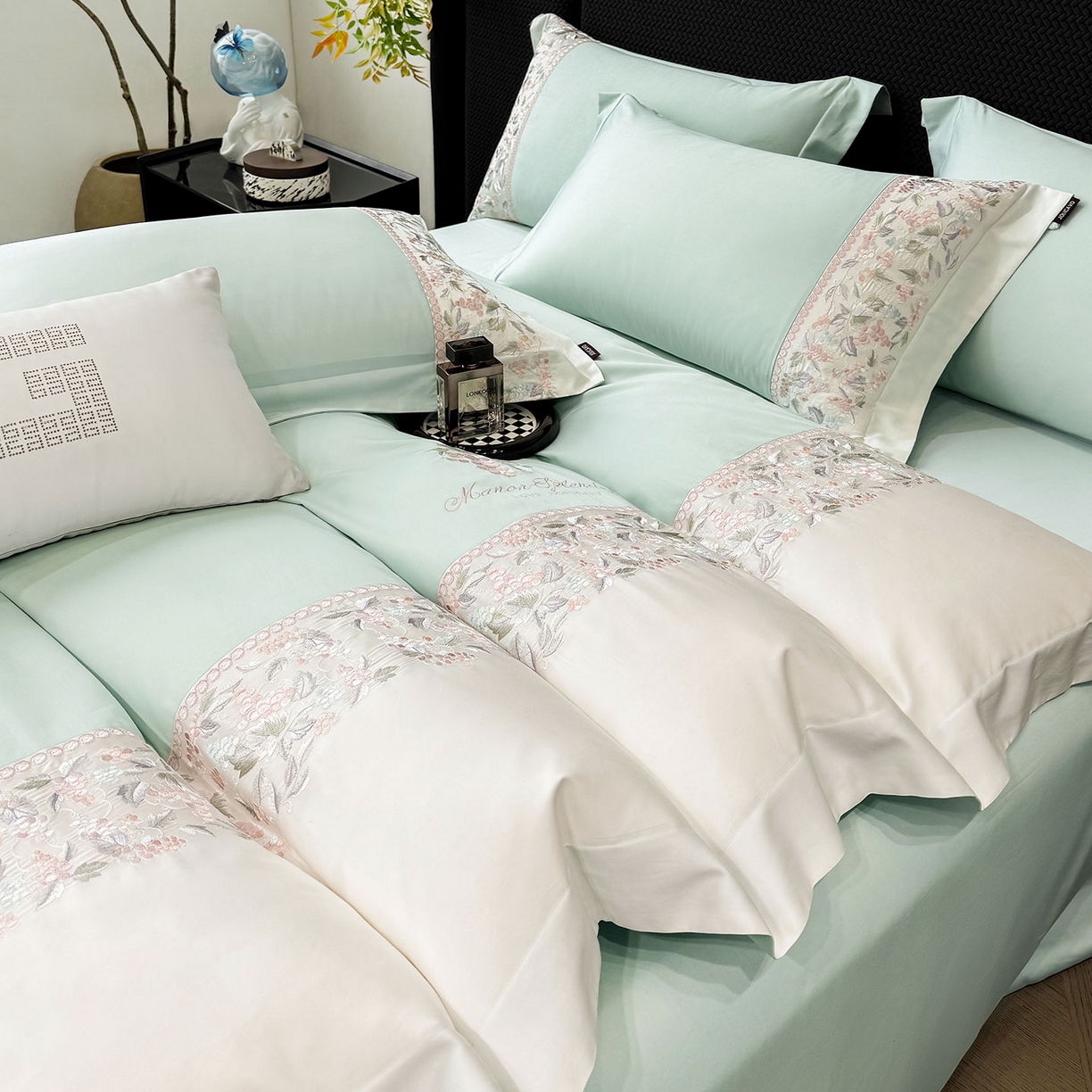 91家纺网 家纺一手货源 找家纺 2026新品100支贡缎长绒棉纯棉四件套全棉重工刺绣被套床单床笠新品四季款轻奢风 琉璃花语-茶绿