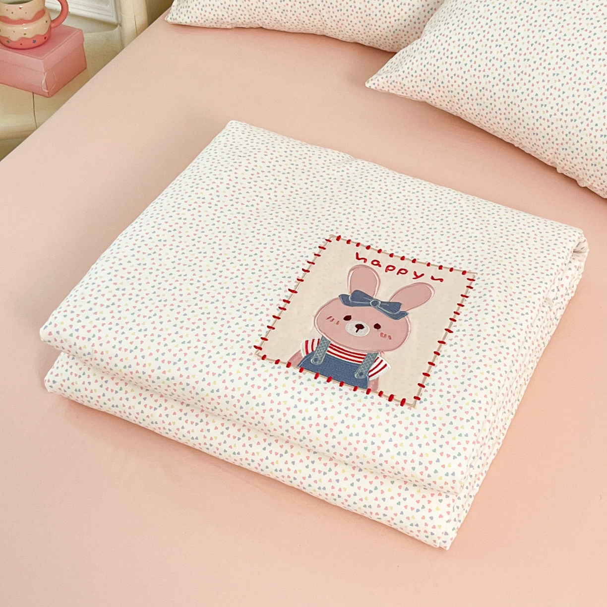 91家纺网 家纺一手货源 找家纺 一加一 2026春夏新款云小棉贴布绣花大豆夏凉被空调被夏被四件套 蜜桃小兔