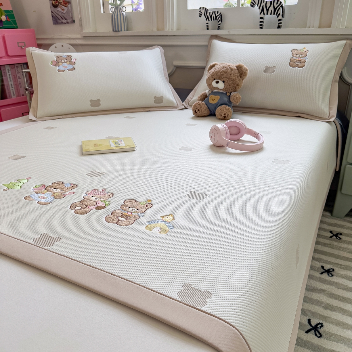 91家纺网 家纺一手货源 找家纺 眠多宝（绒多宝） 2026新款卡通网红风系列凉豆豆三件套 凉豆豆印加绣系列 A类凉豆豆床席床笠--床席款 三只小熊