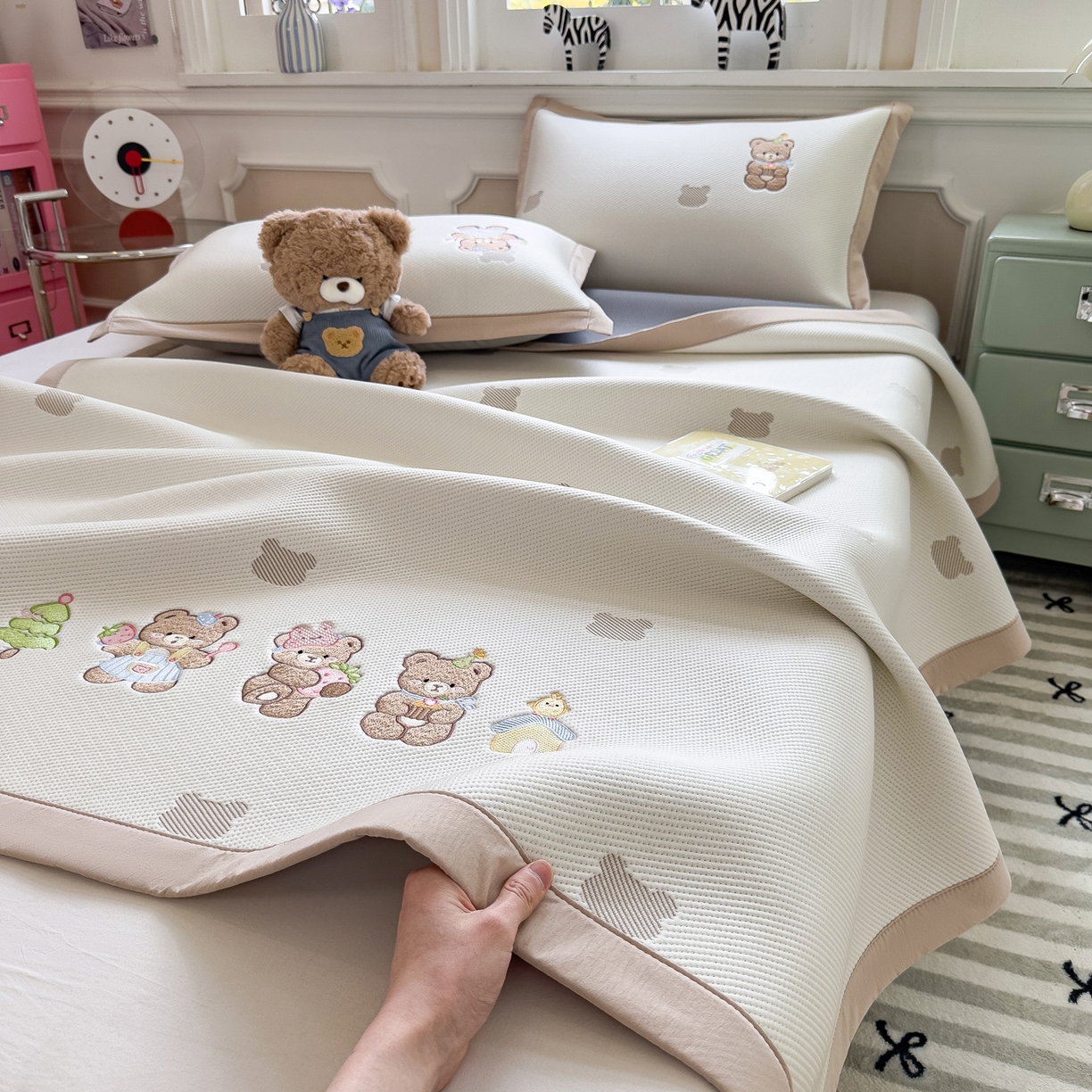 91家纺网 家纺一手货源 找家纺 眠多宝（绒多宝） 2026新款卡通网红风系列凉豆豆三件套 凉豆豆印加绣系列 A类凉豆豆床席床笠--床席款 三只小熊