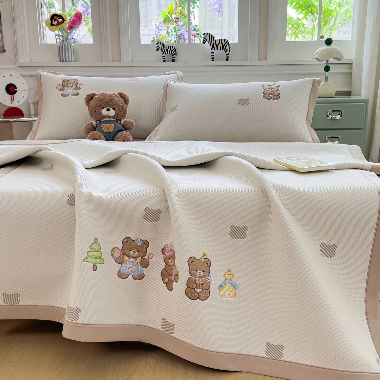 91家纺网 家纺一手货源 找家纺 眠多宝（绒多宝） 2026新款卡通网红风系列凉豆豆三件套 凉豆豆印加绣系列 A类凉豆豆床席床笠--床席款 三只小熊