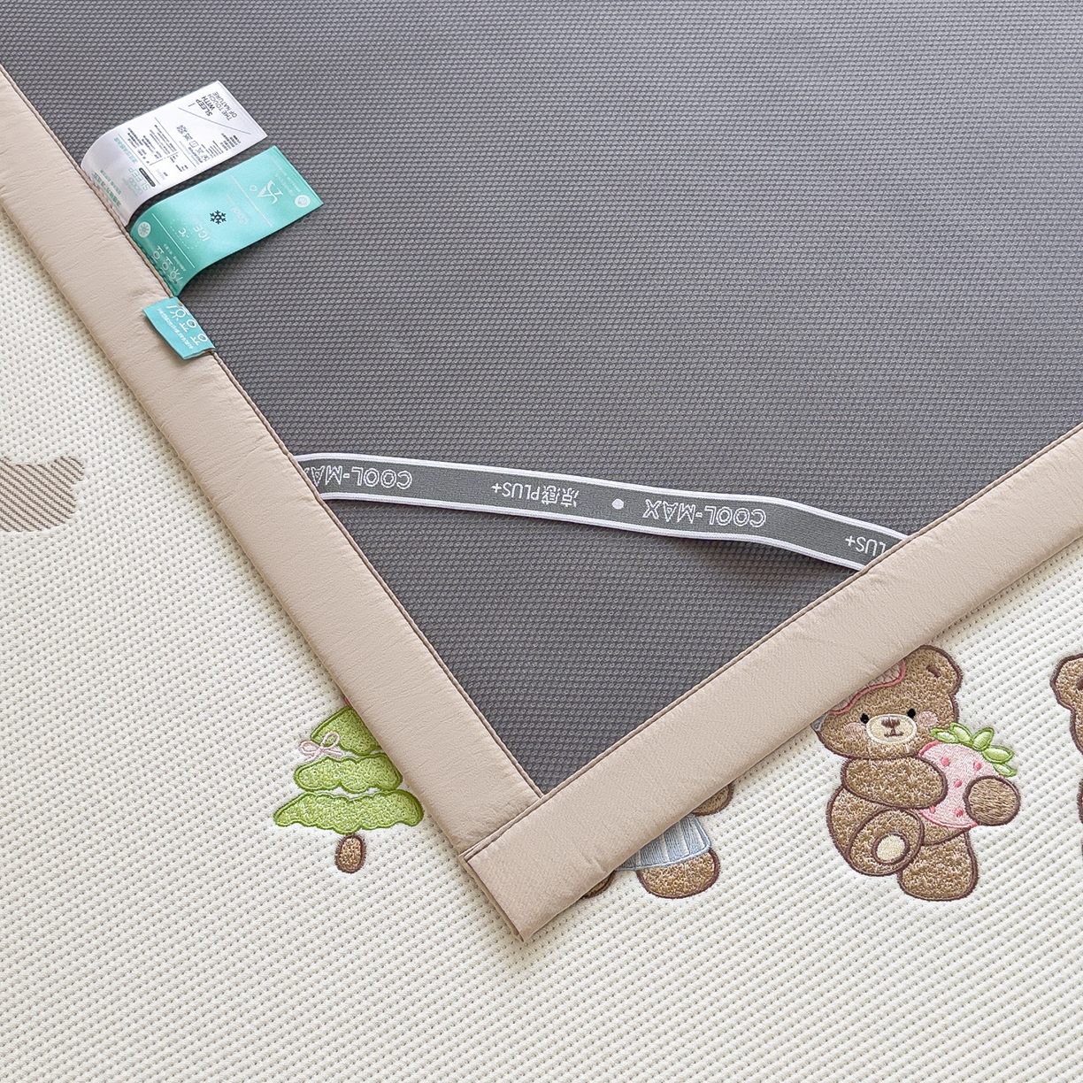 91家纺网 家纺一手货源 找家纺 眠多宝（绒多宝） 2026新款卡通网红风系列凉豆豆三件套 凉豆豆印加绣系列 A类凉豆豆床席床笠--床席款 三只小熊