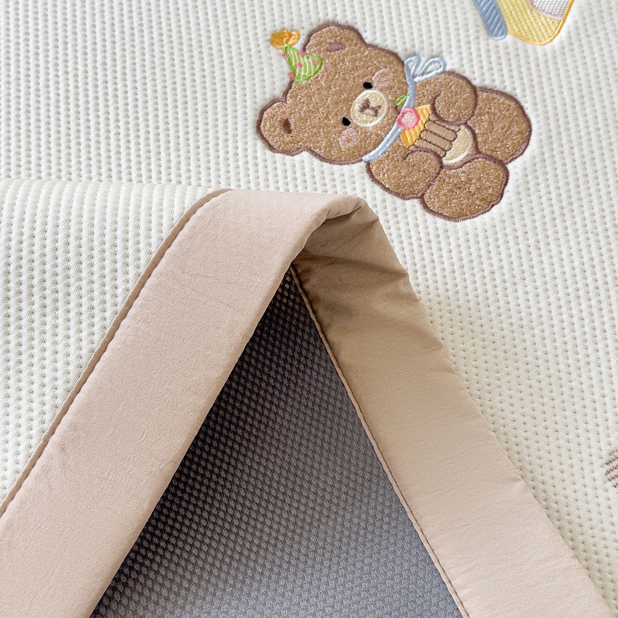 91家纺网 家纺一手货源 找家纺 眠多宝（绒多宝） 2026新款卡通网红风系列凉豆豆三件套 凉豆豆印加绣系列 A类凉豆豆床席床笠--床席款 三只小熊