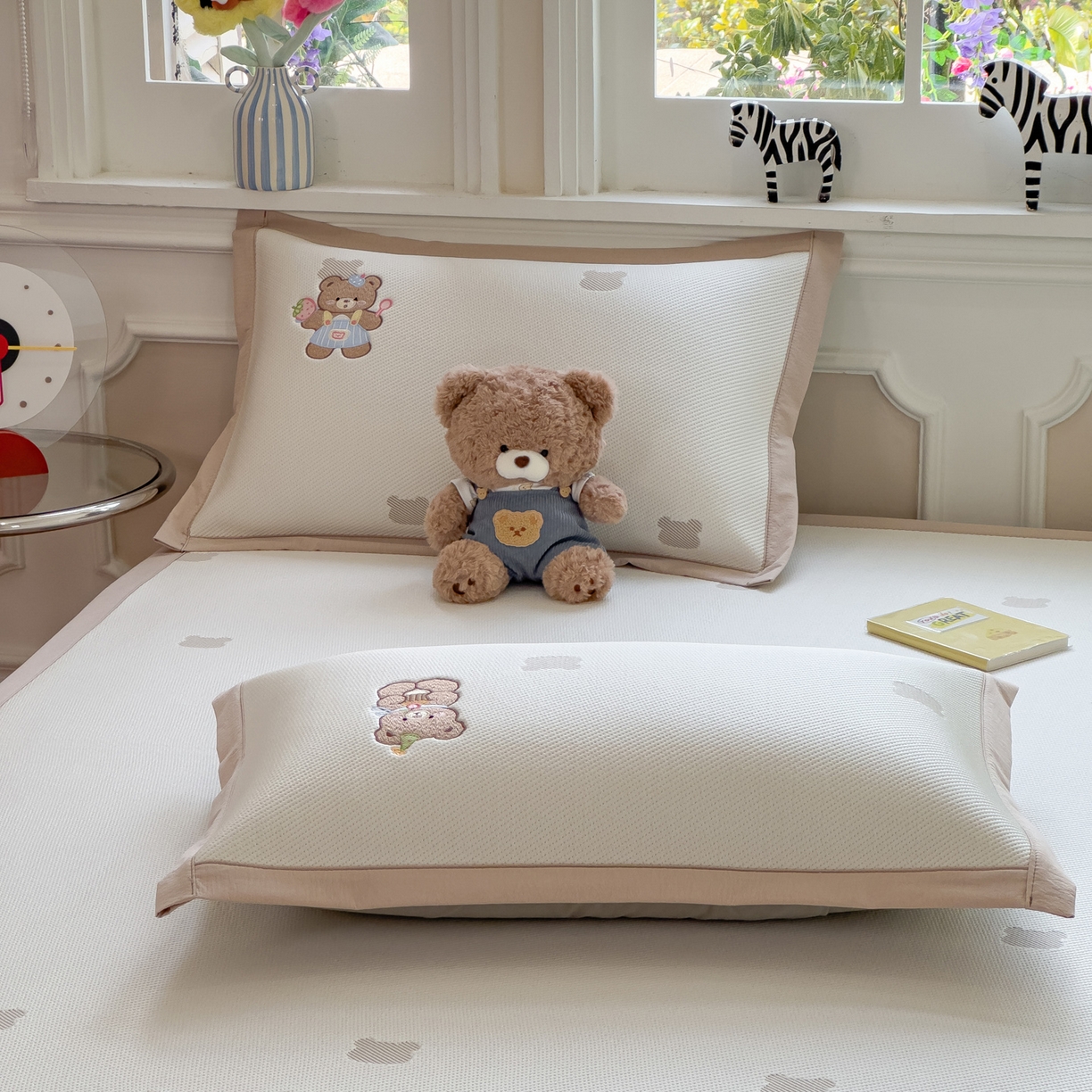 91家纺网 家纺一手货源 找家纺 眠多宝（绒多宝） 2026新款卡通网红风系列凉豆豆三件套 凉豆豆印加绣系列 A类凉豆豆床席床笠--床席款 三只小熊